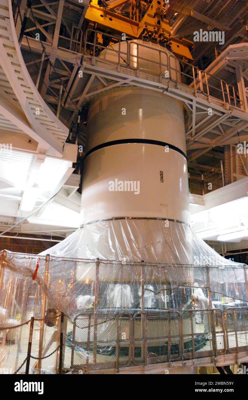 Nell'edificio di assemblaggio del veicolo, l'SRB di tribordo è stato impilato per la STS-114 sullo Space Shuttle Discovery alla ISS, il cui lancio è previsto tra il 12 maggio e il 3 giugno 2005. Foto Stock