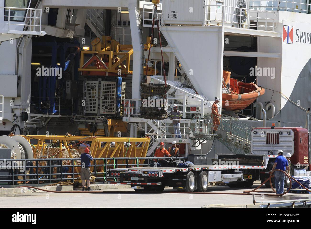 Due motori F-1 dei razzi Saturn V utilizzati nelle missioni Apollo della NASA sono stati recuperati dall'Oceano Atlantico dal team di Jeff Bezos per il restauro e l'esposizione pubblica. Foto Stock