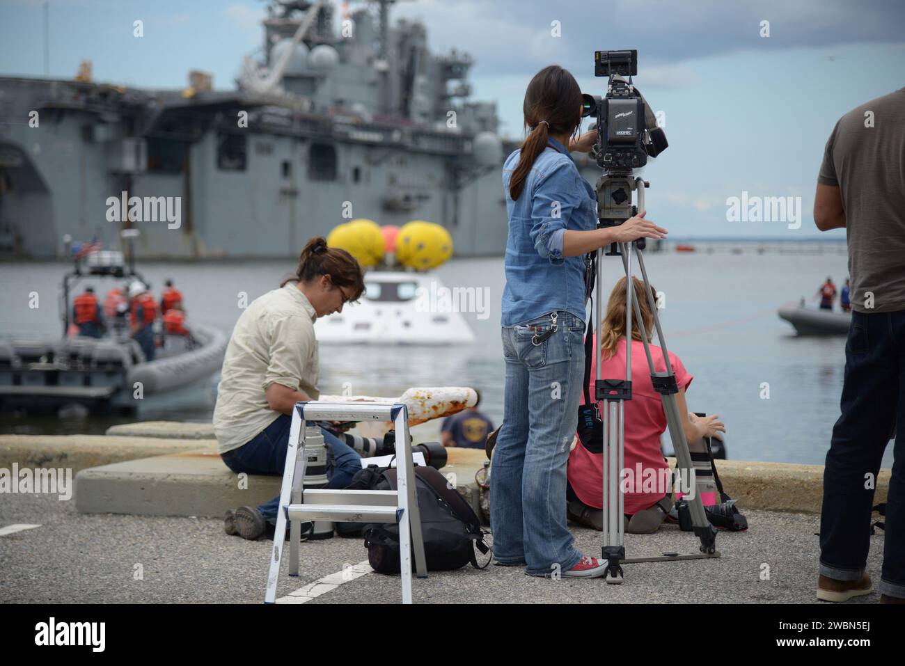 I media e i partecipanti sociali della NASA vedono le operazioni di recupero della Orion e visitano la USS Arlington alla base navale di Norfolk in Virginia il 15 agosto 2013. Parte del trasferimento batch dell'immagine da Flickr. Foto Stock