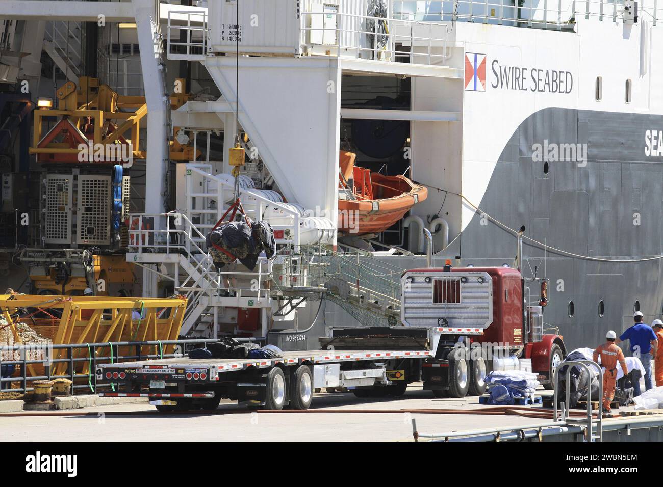 Due motori F-1 dei razzi Saturn V che lanciarono le missioni Apollo della NASA furono recuperati dall'Oceano Atlantico dal team di Jeff Bezos. I motori sono rimasti a 14.000 metri sott'acqua per oltre 40 anni e saranno restaurati per l'esposizione pubblica a Port Canaveral, Florida. Foto Stock