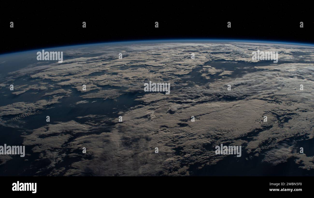 La stazione spaziale Internazionale orbitò sopra l'Australia Occidentale il 20 novembre 2020, mostrando l'orizzonte della Terra attraverso la copertura delle nuvole. Foto Stock
