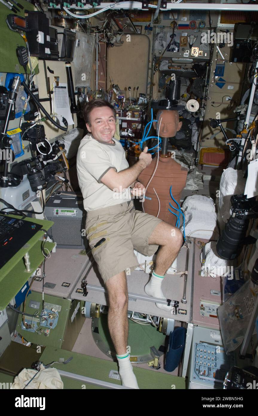 Il cosmonauta Yury Lonchakov, ingegnere di volo della Expedition 18, conduce lavori con l'esperimento europeo Matroshka-R Phantom nel modulo di servizio Zvezda della stazione spaziale Internazionale. Il modello del fantoccio antropomorfo viene utilizzato per gli studi sull'esposizione alle radiazioni, mentre Space Shuttle Discovery rimane ancorato durante STS-119. Foto Stock