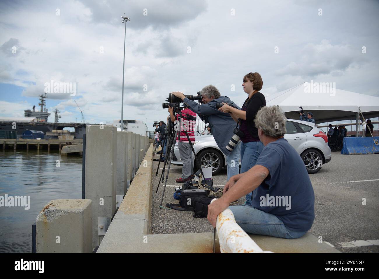 I media e i partecipanti sociali della NASA vedono le operazioni di recupero della Orion e visitano la USS Arlington alla base navale di Norfolk in Virginia il 15 agosto 2013. Parte del trasferimento batch dell'immagine da Flickr. Foto Stock