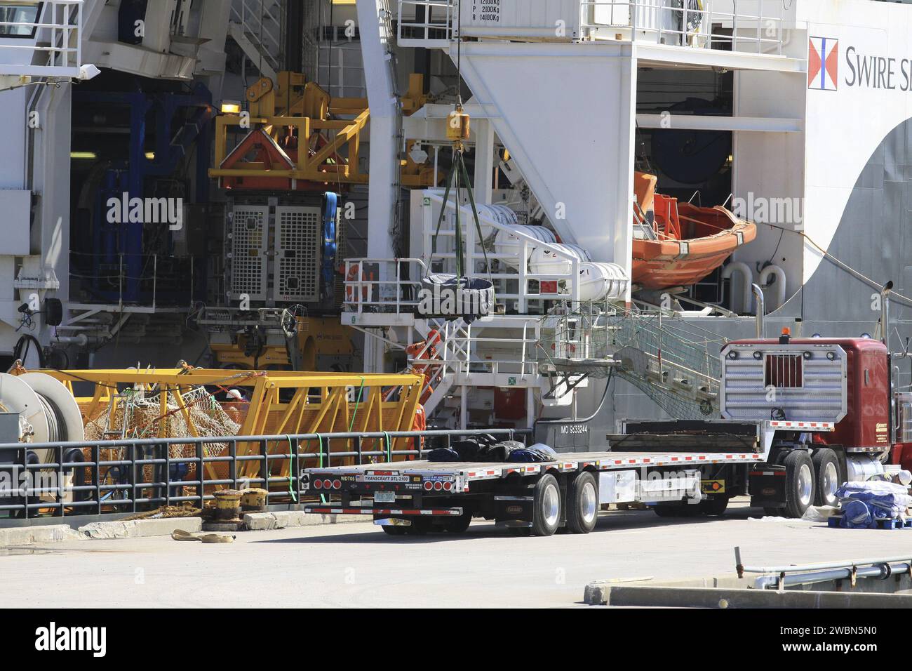 Due motori F-1 del primo stadio dei razzi Saturn V che lanciarono le missioni Apollo furono recuperati dall'Oceano Atlantico il 21 marzo 2023 dal team Blue Origin di Jeff Bezos. I motori sono rimasti a circa 14.000 piedi sott'acqua per oltre 40 anni e sono arrivati a Port Canaveral il 22 marzo. I lavori di restauro prepareranno i motori per l'esposizione pubblica. Foto Stock