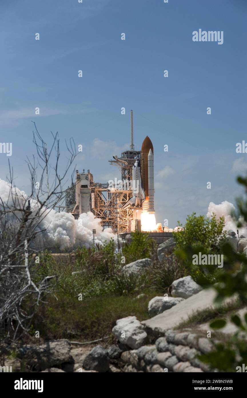 CAPE CANAVERAL, Ban. Lo Space Shuttle Atlantis sussurra la Space Coast mentre inizia a pulire la torre nel suo complesso di lancio incontaminato, che ospita il Merritt Island National Wildlife Refuge. Il decollo dal Launch Pad 39A del NASA Kennedy Space Center è avvenuto giusto in orario alle 14 20 EDT del 14 maggio. Il carico principale di Atlantis per la missione STS-132 è il Mini Research Module-1 costruito in Russia, che fornirà ulteriore spazio di immagazzinamento e un nuovo porto di attracco per la Sojuz russa e la Progress a bordo della stazione spaziale Internazionale. STS-132 è il 132° volo navetta, il 32° per ATL Foto Stock