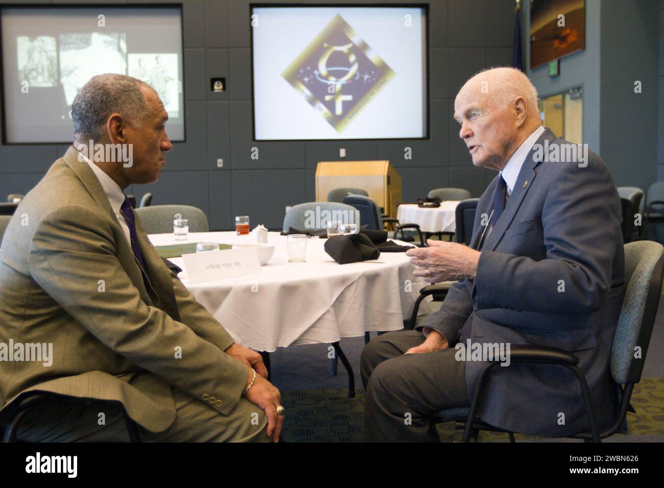 CAPE CANAVERAL, Ban. - L'amministratore della NASA Charles Bolden, a sinistra, parla con l'astronauta John Glenn a seguito di un pranzo del 17 febbraio 2012, che celebra 50 anni di americani in orbita, un'era iniziata con la missione Mercury di Glenn ma-6, il 20 febbraio 1962. Il lancio di Glenn a bordo di un razzo Atlas portò con sé le speranze di un'intera nazione e inaugurò una nuova era di viaggi spaziali che alla fine portarono gli americani a camminare sulla luna entro la fine degli anni '1960 Glenn fu presto seguito in orbita da Scott Carpenter, Walter Schirra e Gordon Cooper. I loro compagni astronauti della Mercury Alan Shepard e Virgil 'Gus' GR Foto Stock