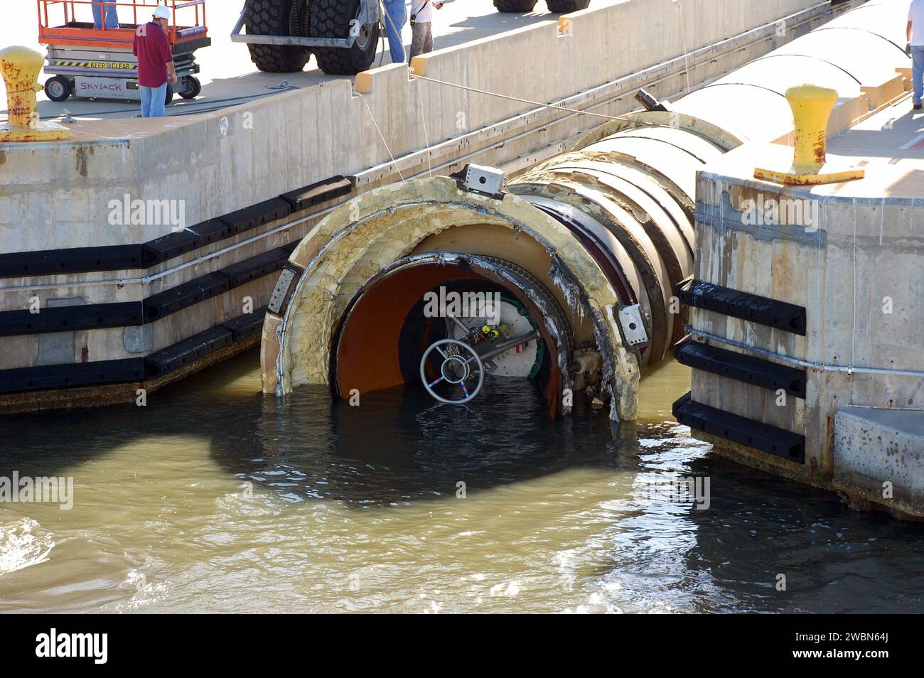 La nave di recupero della NASA Freedom Star consegna un razzo solido speso dalla missione STS-133 dello Space Shuttle Discovery alla Hangar AF presso Cape Canaveral Air Force Station. Il booster è stato recuperato dall'Oceano Atlantico dopo lo spruzzo per l'ispezione, la ristrutturazione e lo stoccaggio. Foto Stock