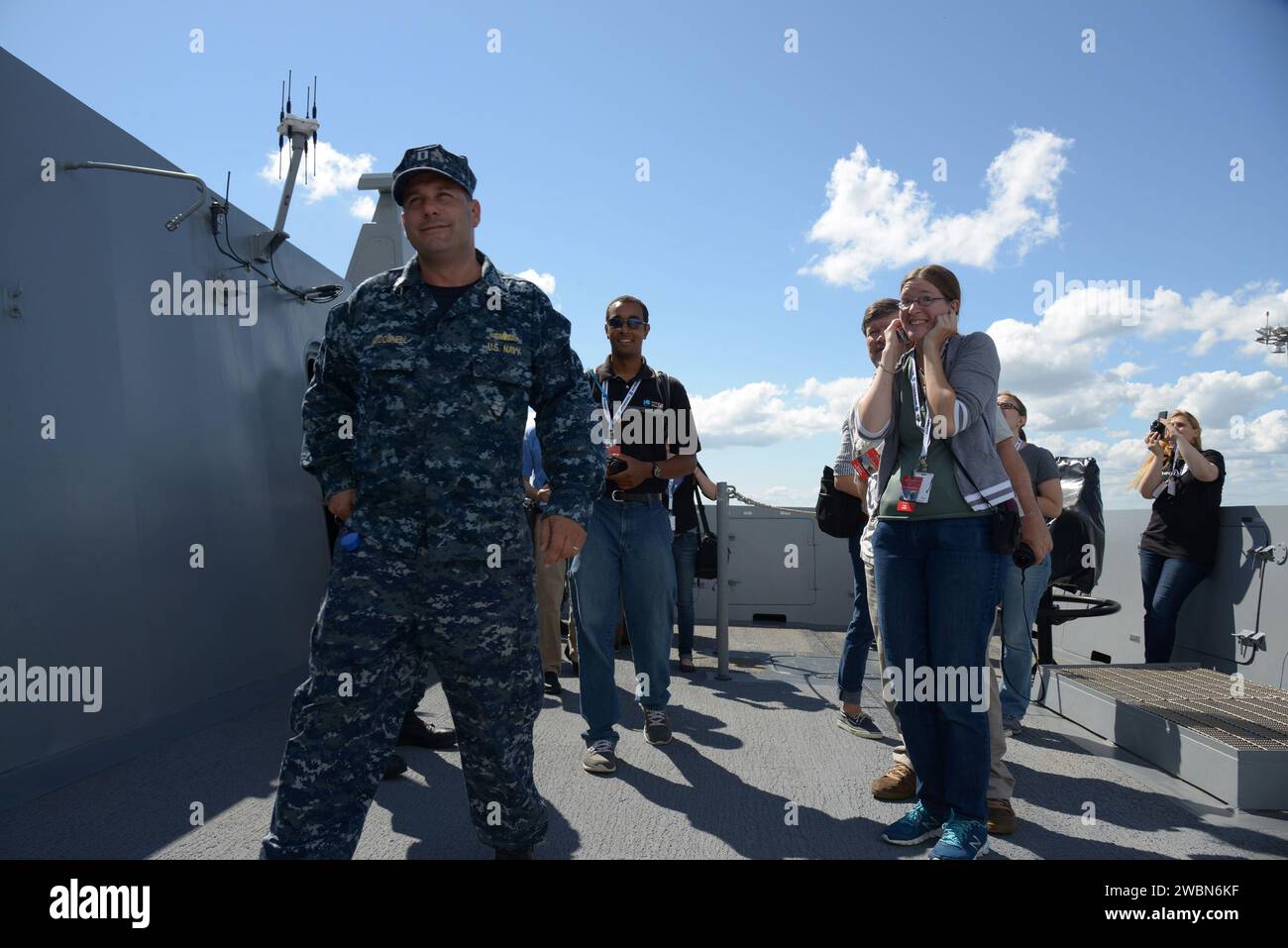 I media e i partecipanti sociali della NASA vedono le operazioni di recupero della Orion e visitano la USS Arlington alla base navale di Norfolk in Virginia il 15 agosto 2013. Parte del trasferimento batch dell'immagine da Flickr. Foto Stock