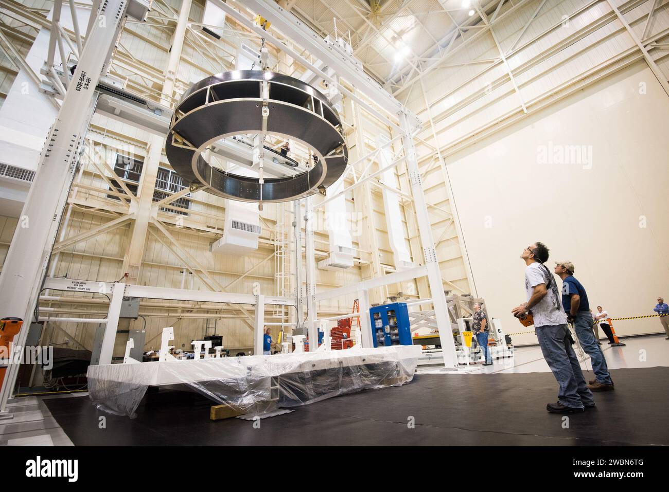 L'articolo Orion Crew Module Adapter Structural test è stato portato nel banco di prova presso Plum Brook Facility dagli ingegneri della NASA il 23 settembre 2015 per una valutazione strutturale. Foto Stock