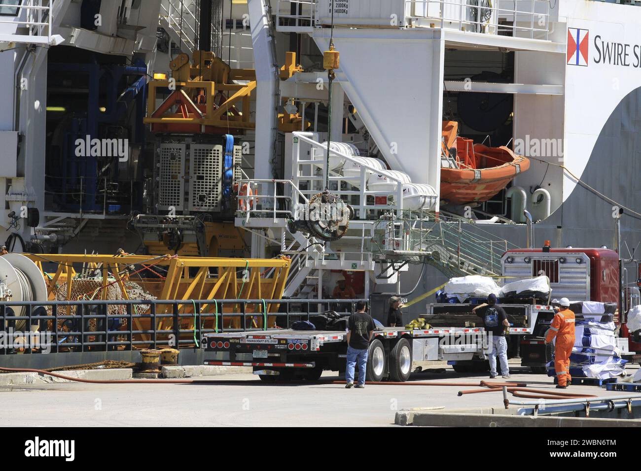 Due motori F-1 dei razzi Saturn V che lanciarono le missioni Apollo della NASA furono recuperati dall'Oceano Atlantico a 14.000 piedi di profondità e arrivarono a Port Canaveral il 22 marzo per essere restaurati e esposti al pubblico. Foto Stock