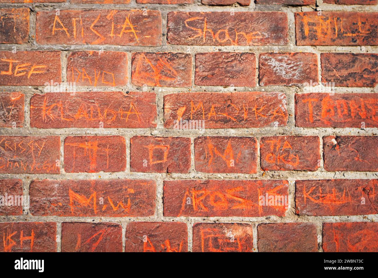 Nomi graffiati su un Brick Wall a Bedford Foto Stock