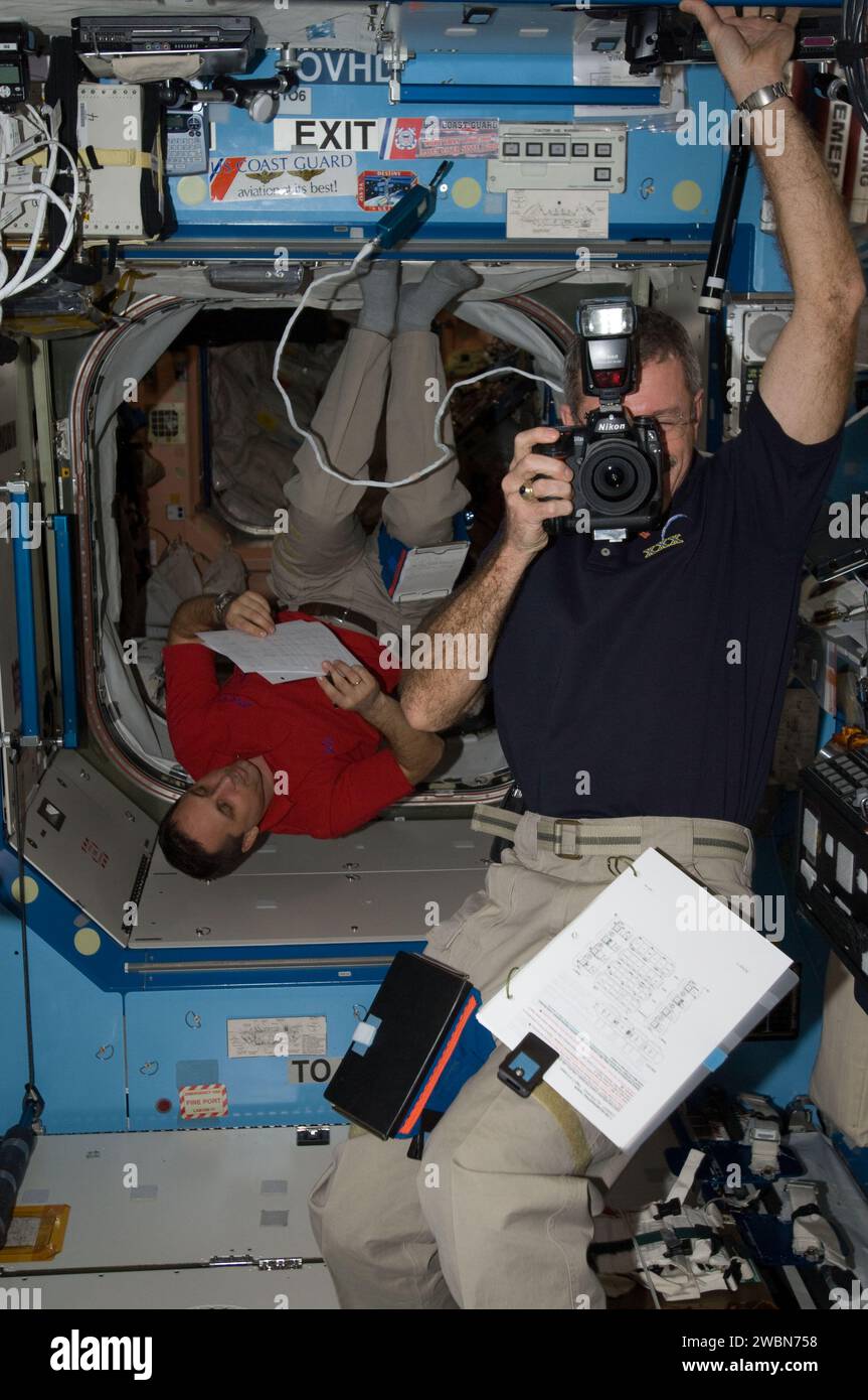 Dan Burbank fotografa mentre il cosmonauta Anton Shkaplerov segue una lista di controllo nel laboratorio Destiny della ISS durante la spedizione 30. Foto Stock