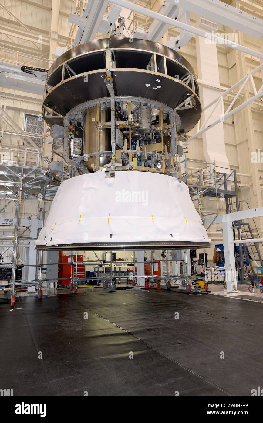 Il modello di test European Service Module per Orion è collegato all'adattatore Crew Module e sottoposto a test di vibrazione, acustica e shock presso la stazione Plum Brook della NASA in Ohio il 23 gennaio 2016. Foto Stock
