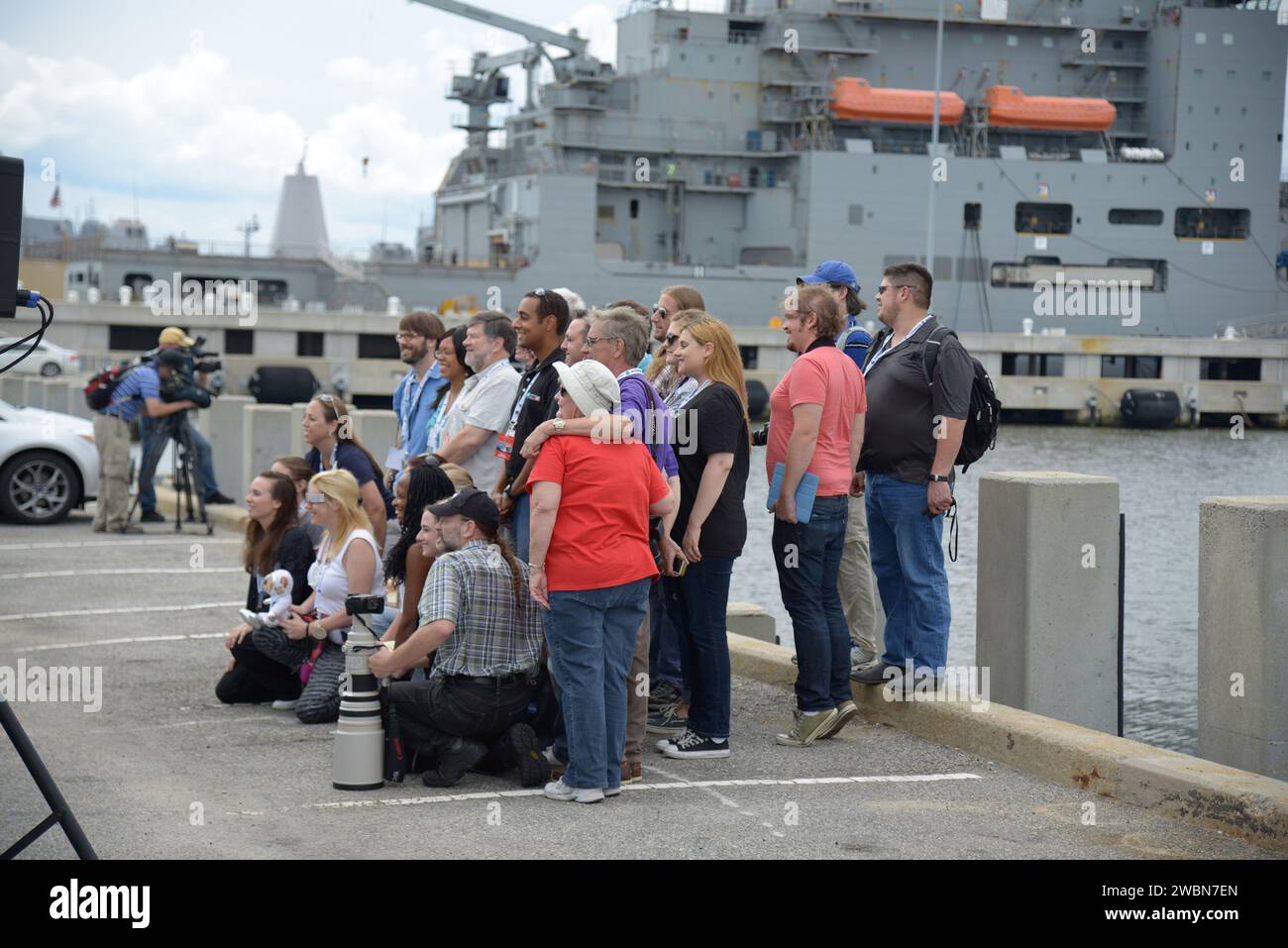 I media e i partecipanti sociali della NASA vedono le operazioni di recupero della Orion e visitano la USS Arlington alla base navale di Norfolk in Virginia il 15 agosto 2013. Parte del trasferimento batch dell'immagine da Flickr. Foto Stock