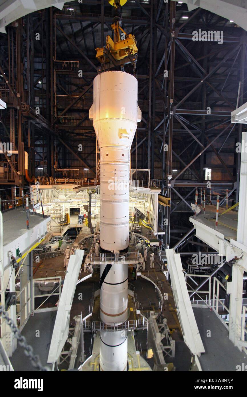 CAPE CANAVERAL, Ban. – Nell'High Bay 3 del Vehicle Assembly Building, l'Ares i-X "super stack 1" viene collegato al segmento dei motori anteriori. Il Super stack 1 comprende il frustum, il bordo anteriore, l'estensione del bordo anteriore, gli stadi intermedi 1 e 2 e il simulatore del quinto segmento. Ares i-X è il veicolo di prova per l'Ares i, che fa parte del programma Constellation per riportare gli uomini sulla luna e oltre. Il test di volo Ares i-X è previsto per ottobre 31, in attesa dell'approvazione del quartier generale della NASA. Foto Stock