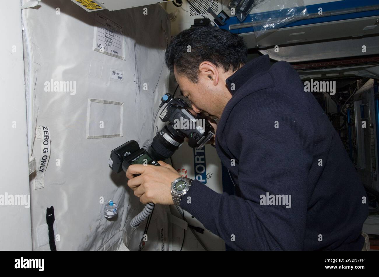 L'astronauta Satoshi Furukawa fotografa un dispositivo di cattura microbica nel nodo della tranquillità della stazione spaziale Internazionale durante la spedizione 28. Foto Stock