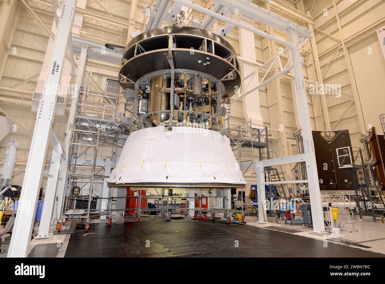 L'unità di test strutturale del modulo di servizio europeo è installata sotto l'adattatore Crew Module e valutata per le condizioni di vibrazione di lancio, acustica e shock alla stazione Plum Brook della NASA in Ohio il 23 gennaio 2016. Foto Stock