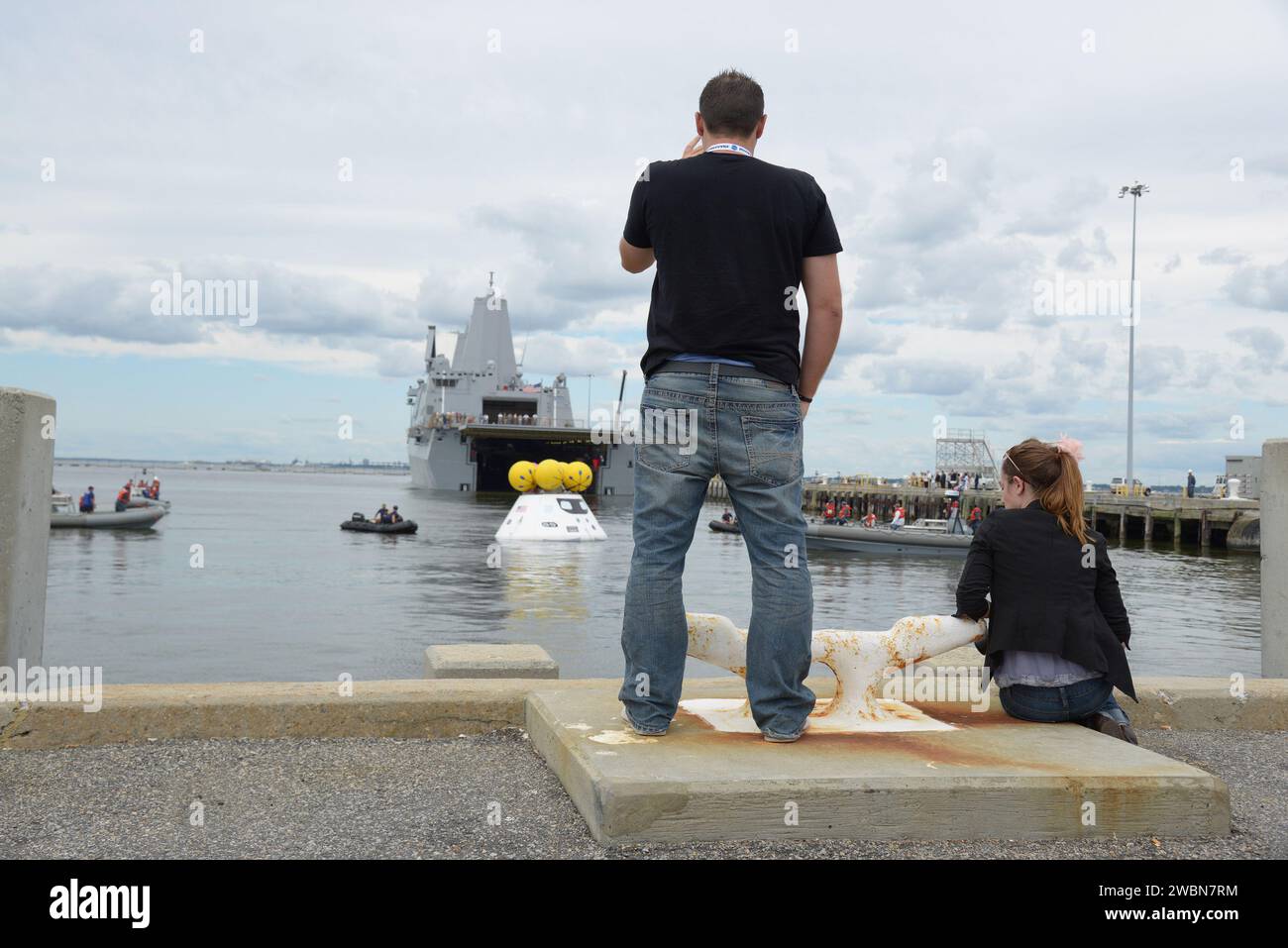 I media e i partecipanti sociali della NASA vedono le operazioni di recupero della Orion e visitano la USS Arlington alla base navale di Norfolk in Virginia il 15 agosto 2013. Parte del trasferimento batch dell'immagine da Flickr. Foto Stock