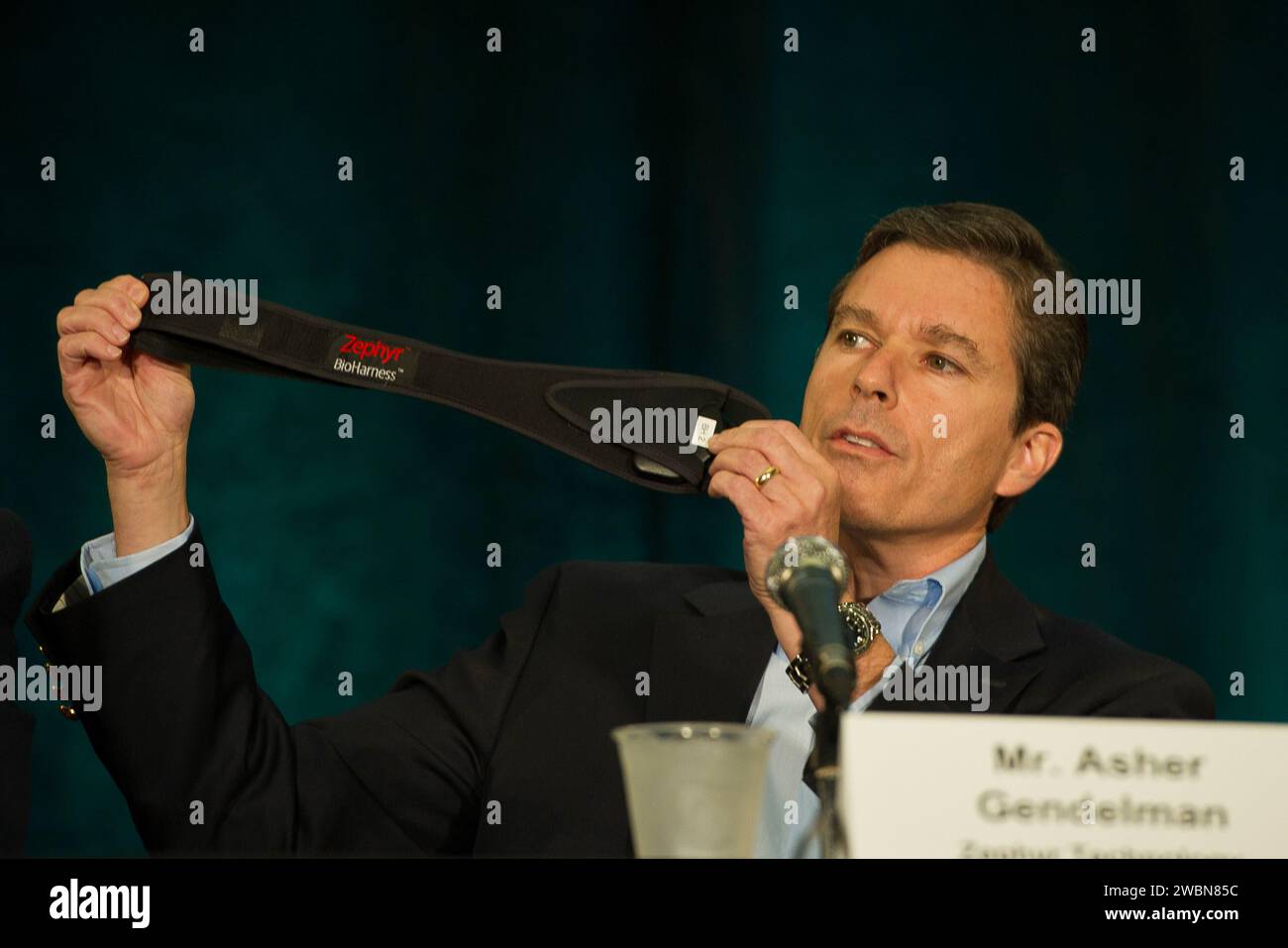 Asher Gendelman, direttore della tecnologia di Zephyr Technology, dimostra una cintura toracica mentre discute di investimenti e vantaggi tecnologici al 2011 NASA Future Forum al Riggs Alumni Center, University of Maryland, College Park l'11 agosto 2011. Foto Stock