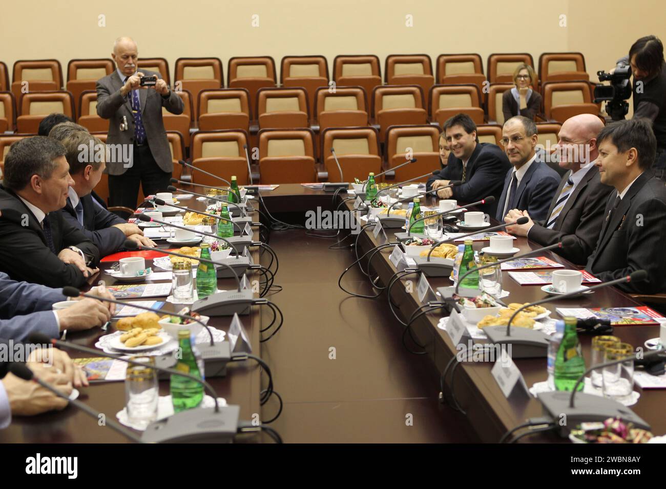 Il capo di Roscosmos Vladimir Popovkin e i funzionari spaziali russi si incontrano con i primi membri dell'equipaggio della spedizione 30/31 il 6 dicembre 2011 presso l'Agenzia spaziale Federale russa prima della loro partenza dell'8 dicembre per Baikonur, Kazakistan. L'equipaggio include l'ingegnere di volo della NASA Don Pettit, l'ingegnere di volo dell'ESA Andre Kuipers, il comandante della Soyuz Oleg Kononenko e Joel Montalbano della NASA. Il lancio è previsto per la stazione spaziale Internazionale il 21 dicembre a Sojuz TMA-03M. Foto Stock
