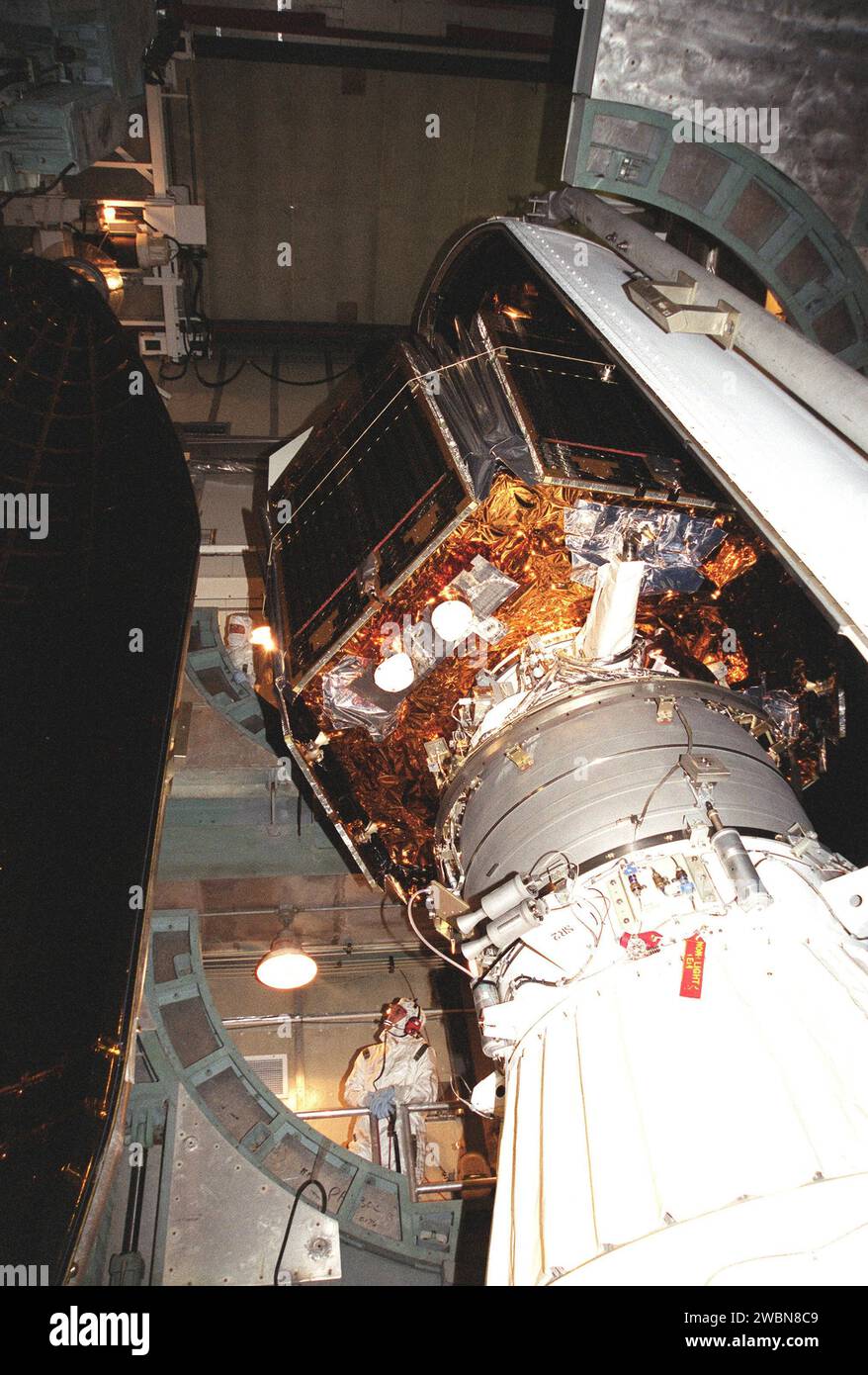 La sonda MAP è stata incapsulata al Launch Complex 17-B e sarà lanciata il 30 giugno a bordo di un razzo Delta II. La missione di 27 mesi misurerà la radiazione cosmica di fondo a microonde per studiare la struttura, la composizione e le origini dell'universo. Foto Stock