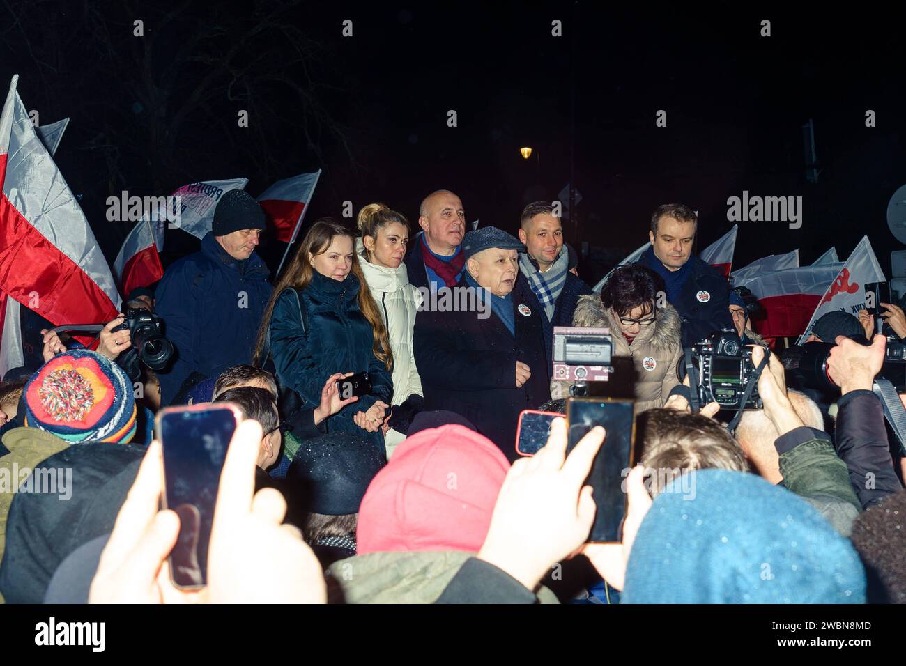 Jaroslaw Kaczynski parla ai sostenitori, dietro di lui si trovano le mogli di criminali condannati, Kaminski e Wasik, il deputato Adam Brudzinski, il deputato Patryk Jaki, il deputato Rafal Bochanek. Diverse migliaia di seguaci di Kaczynski, portati a Varsavia da autobus dalla PiS, manifestano in difesa dei criminali legalmente condannati, Kaminski e Wasik. Varsavia Polonia Copyright: XMikolajxJaneczekx Foto Stock