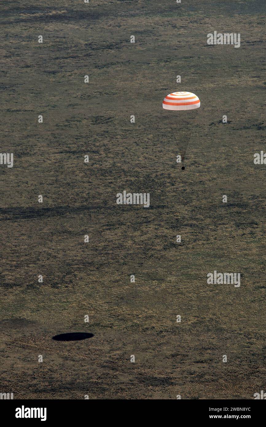 La navicella Soyuz MS-15 è vista mentre atterra in un'area remota vicino alla città di Zhezkazgan, Kazakistan, con i membri dell'equipaggio della Expedition 62 Jessica Meir e Drew Morgan della NASA, e Oleg Skripochka di Roscosmos, venerdì 17 aprile 2020. Meir e Skripochka tornarono dopo 205 giorni nello spazio, e Morgan dopo 272 giorni nello spazio. Tutti e tre servirono come membri dell'equipaggio della Expedition 60-61-62 a bordo della stazione spaziale Internazionale. Foto Stock