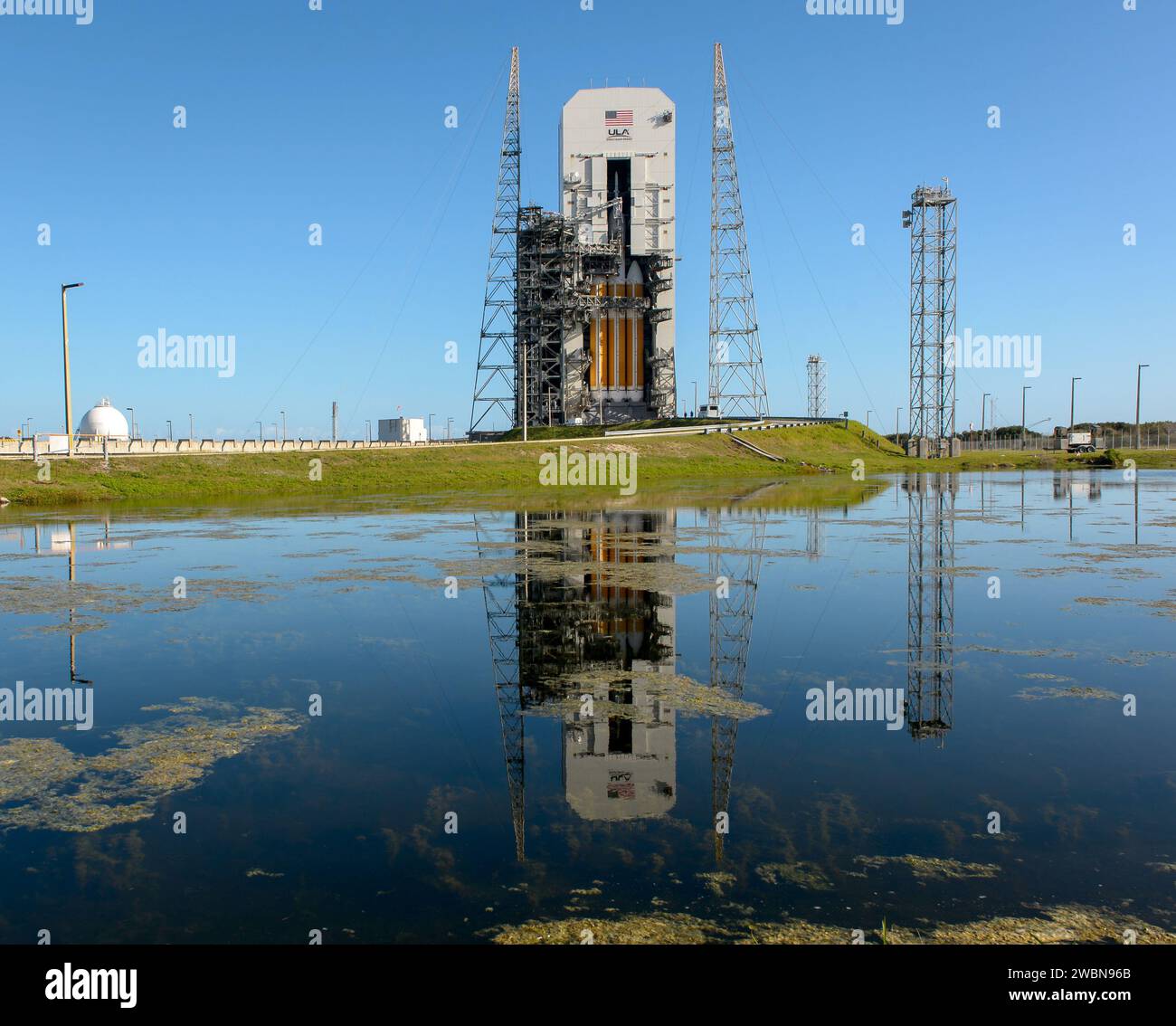 La navicella spaziale Orion della NASA montata sulla cima di un razzo pesante Delta IV della United Launch Alliance è visibile all'interno della Mobile Service Tower, dove il veicolo è in fase di preparazione per il lancio il 3 dicembre 2014 presso lo Space Launch Complex 37 della Cape Canaveral Air Force Station in Florida. Parte del trasferimento batch dell'immagine da Flickr. Foto Stock
