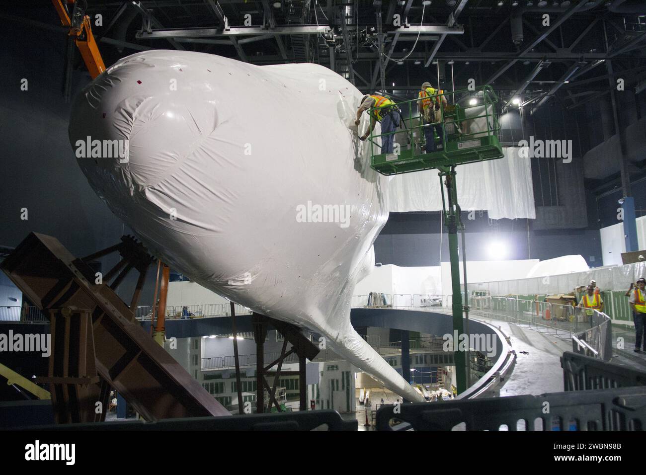 CAPE CANAVERAL, Ban. Al Kennedy Space Center Visitor Complex in Florida, gli equipaggi cominciano a rimuovere 16.000 piedi quadrati di pellicola termoretraibile dalla navetta spaziale Atlantis. La navicella spaziale è stata racchiusa nella pellicola termoretraibile di plastica dal novembre dello scorso anno per proteggere l'artefatto da polvere e detriti durante la costruzione della struttura di 90 000 piedi quadrati. Lo scorso novembre, lo Space Shuttle Atlantis ha fatto il suo ultimo viaggio storico verso la sua nuova casa, viaggiando a 16 km circa dal Vehicle Assembly Building del Kennedy Space Center al complesso visitatori dello spazioporto. I nuovi 100 milioni di dollari Foto Stock