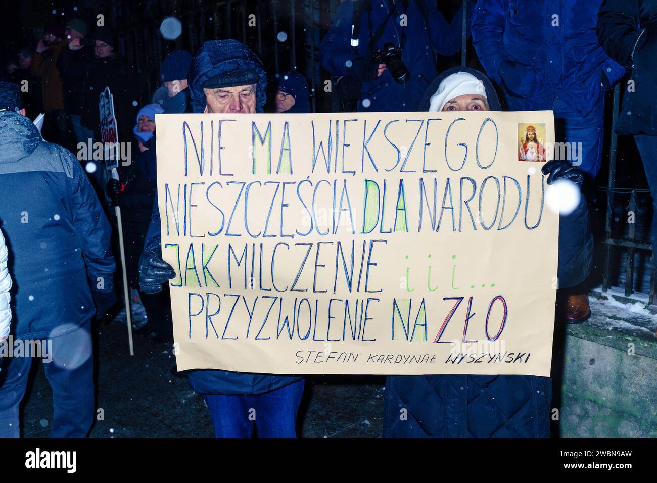 Seguaci di Jaroslaw Kaczynski con uno striscione: Non c'è più grande disgrazia per la nazione del silenzio e del consenso al male, il cardinale Stefan Wyszynski. Diverse migliaia di seguaci di Kaczynski, portati a Varsavia da autobus dalla PiS, manifestano in difesa dei criminali legalmente condannati, Kaminski e Wasik. Varsavia Polonia Copyright: XMikolajxJaneczekx Foto Stock