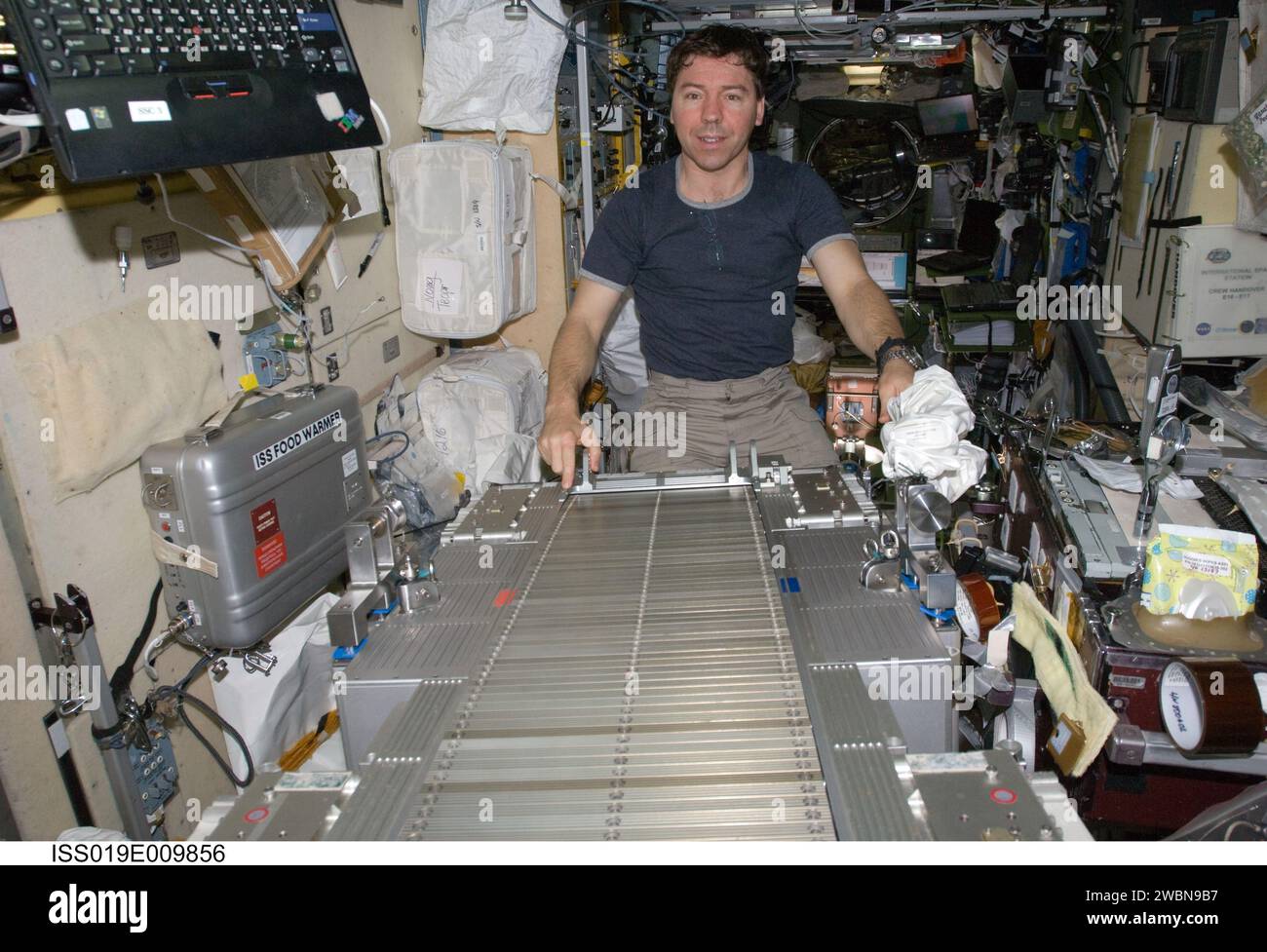 ISS019-e-009856 (23 aprile 2009) --- l'astronauta Michael Barratt, ingegnere di volo della Expedition 19/20, esegue la manutenzione in volo sul TREADMILL Vibration Isolation System (TVIS) nel Zvezda Service Module della stazione spaziale Internazionale. Foto Stock