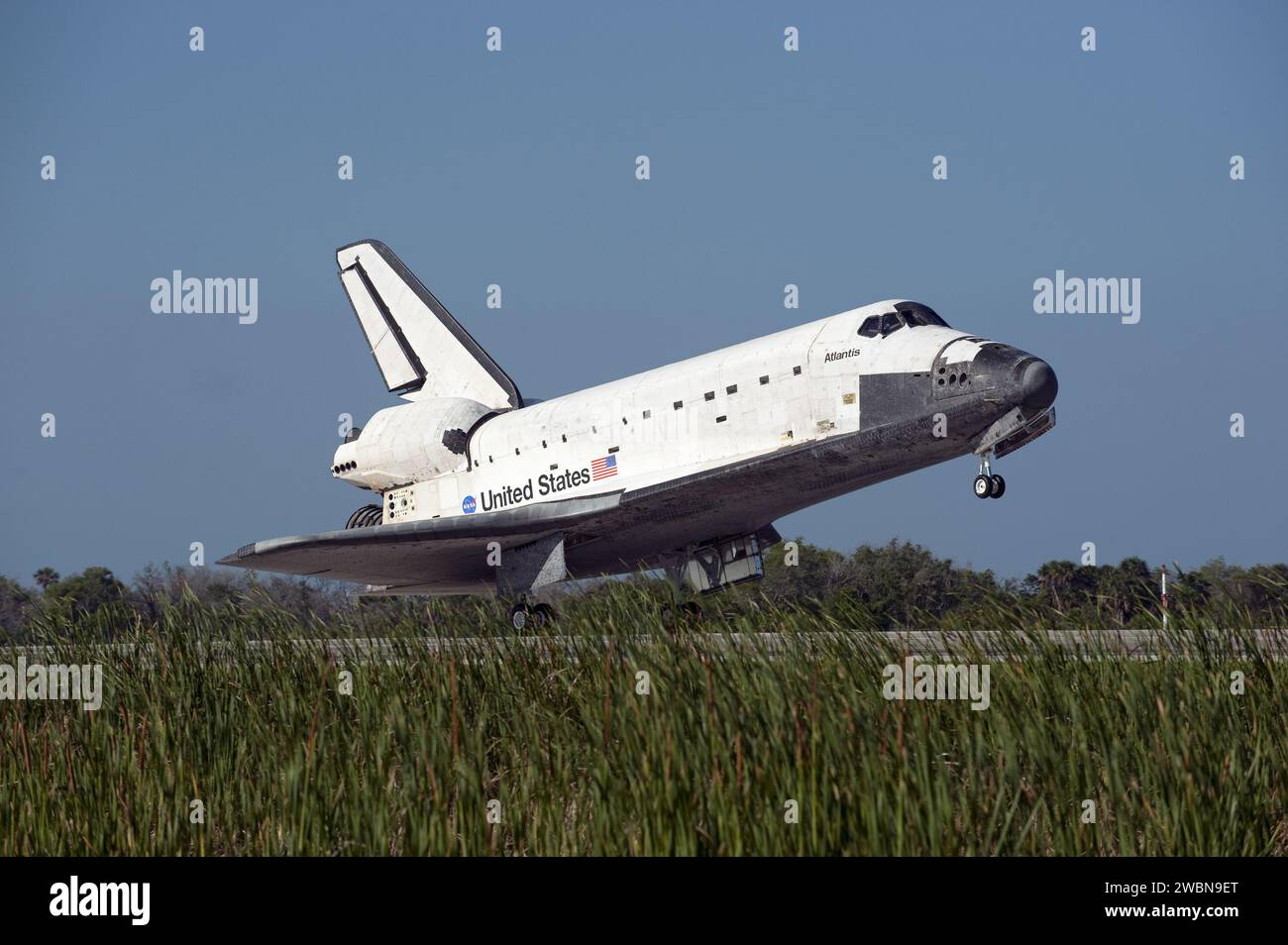 CAPE CANAVERAL, Ban. - Lo Space Shuttle Atlantis atterra sulla pista 33 alla Shuttle Landing Facility al Kennedy Space Center della NASA in Florida. La navetta si avvicinava da sud-est in un cielo blu cristallino, dando alla Space Coast un bel spettacolo. L'atterraggio è avvenuto alle 8 48 EDT, completando la missione STS-132 di 12 giorni verso la stazione spaziale Internazionale. L'equipaggio STS-132 di sei membri trasportò il Mini Research Module-1 di costruzione russa alla stazione spaziale. La STS-132 è la 34a missione shuttle per la stazione, la 132a missione shuttle complessiva e l'ultimo volo pianificato per Atlantis. Foto Stock