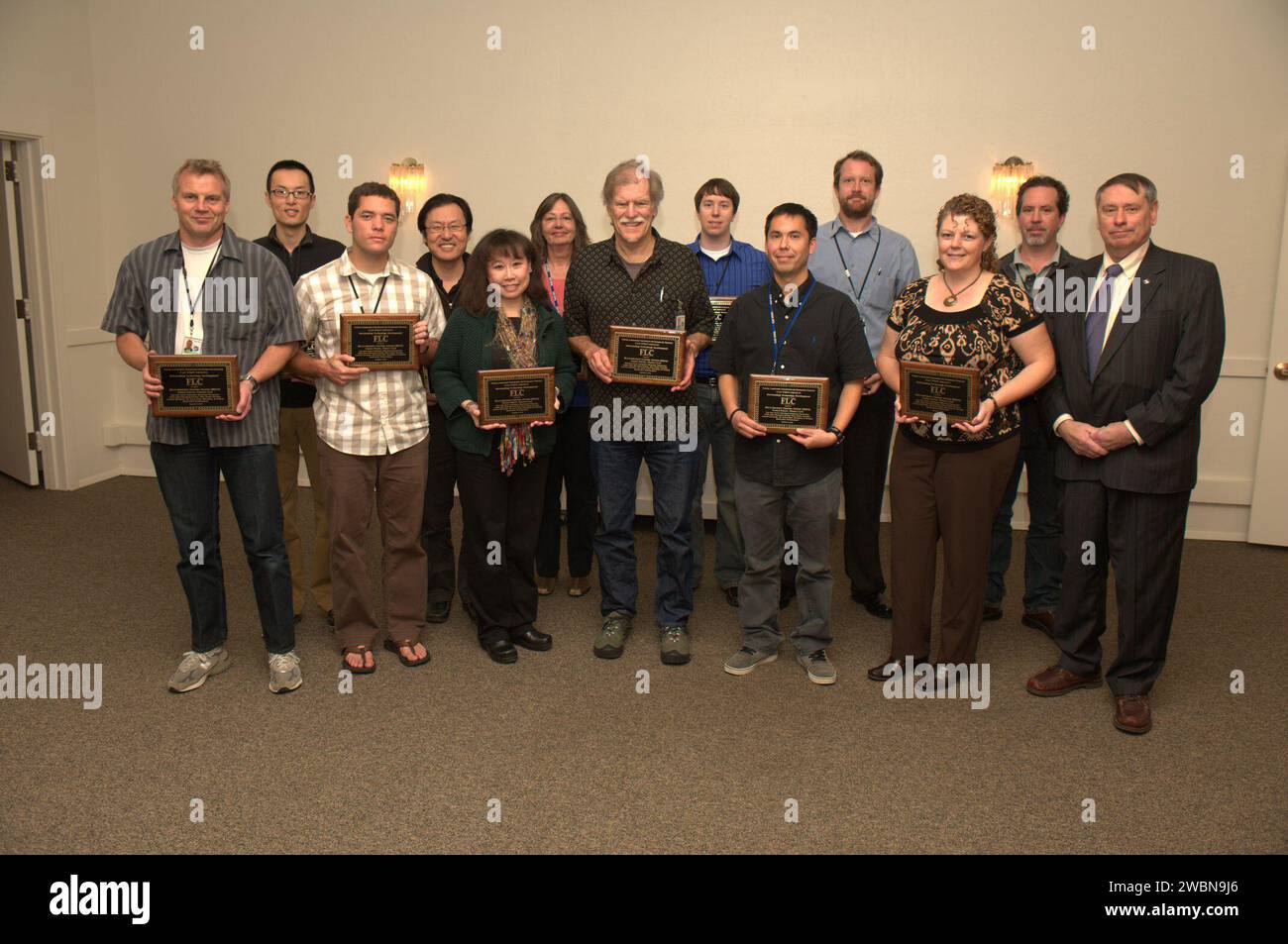 Technology Partnerships assegna il premio Federal Laboratory Consortium far West Region Award per lo sviluppo tecnologico eccezionale per il sistema di controllo multiaereo. In particolare ci sono Connie Brasil, Todd Callantine, al Globus, Jeff Homola, Rich Jacoby, George Lawton, Paul Lee, Matt Mainini, Joey Mercer, EV Palmer, Tom Prevot, Nancy Smith, Easter Wang, James Wong. Foto Stock