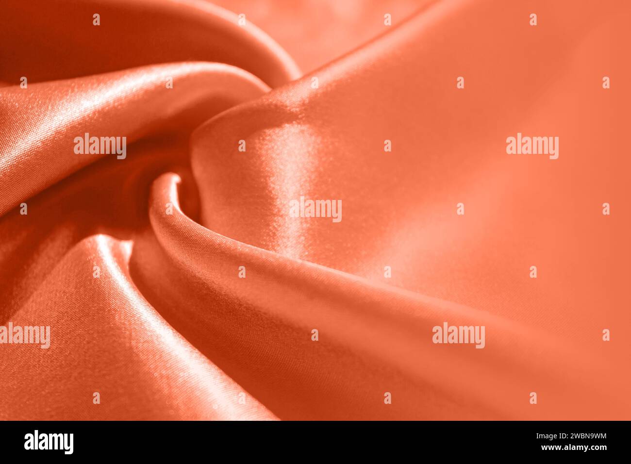 Tessuto in seta Peach Fuzz con spazio per la copia. Colore dell'anno 2024, sfondo, sfondo Peach Fuzz, sfondo Peach Fuzz Design. Foto Stock
