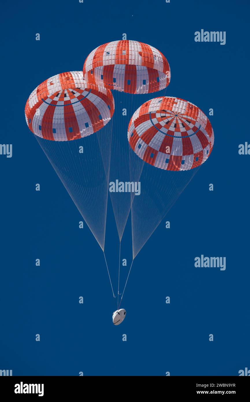 Il 14 giugno 2017, un test di caduta presso lo U.S. Army Yuma Proving Ground, Arizona, ha convalidato il sistema di paracadute Orion per un volo spaziale umano sicuro. Foto Stock