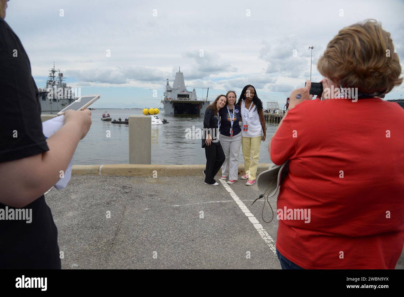 I media e i partecipanti sociali della NASA vedono le operazioni di recupero della Orion e visitano la USS Arlington alla base navale di Norfolk in Virginia il 15 agosto 2013. Parte del trasferimento batch dell'immagine da Flickr. Foto Stock