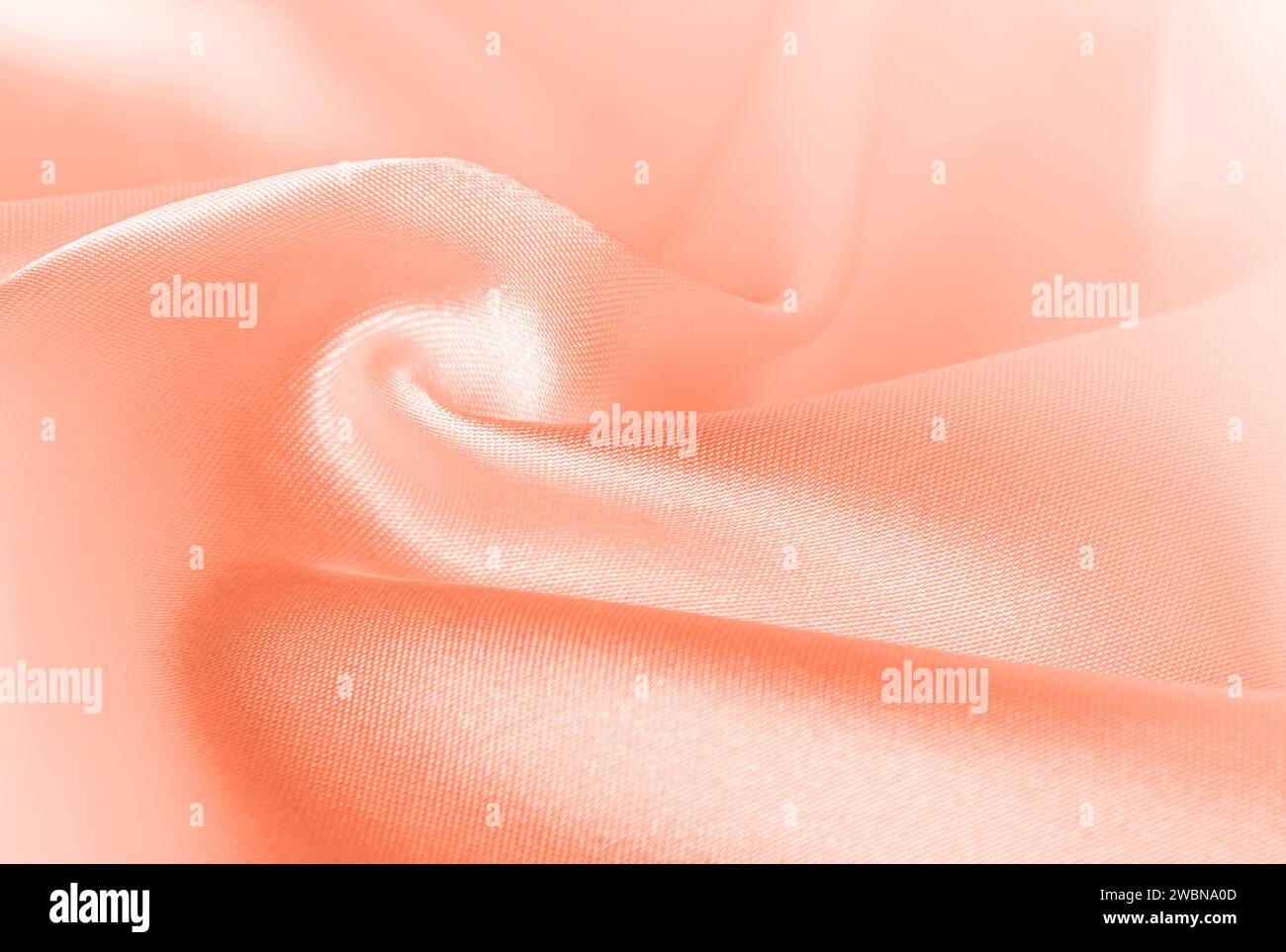 Colore dell'anno 2024 Peach Fuzz 13-1023. Colore pesco fuzz texture di seta, sfondo. Colore dell'anno 2024 per design, mockup testuale, carte, lusso co Foto Stock