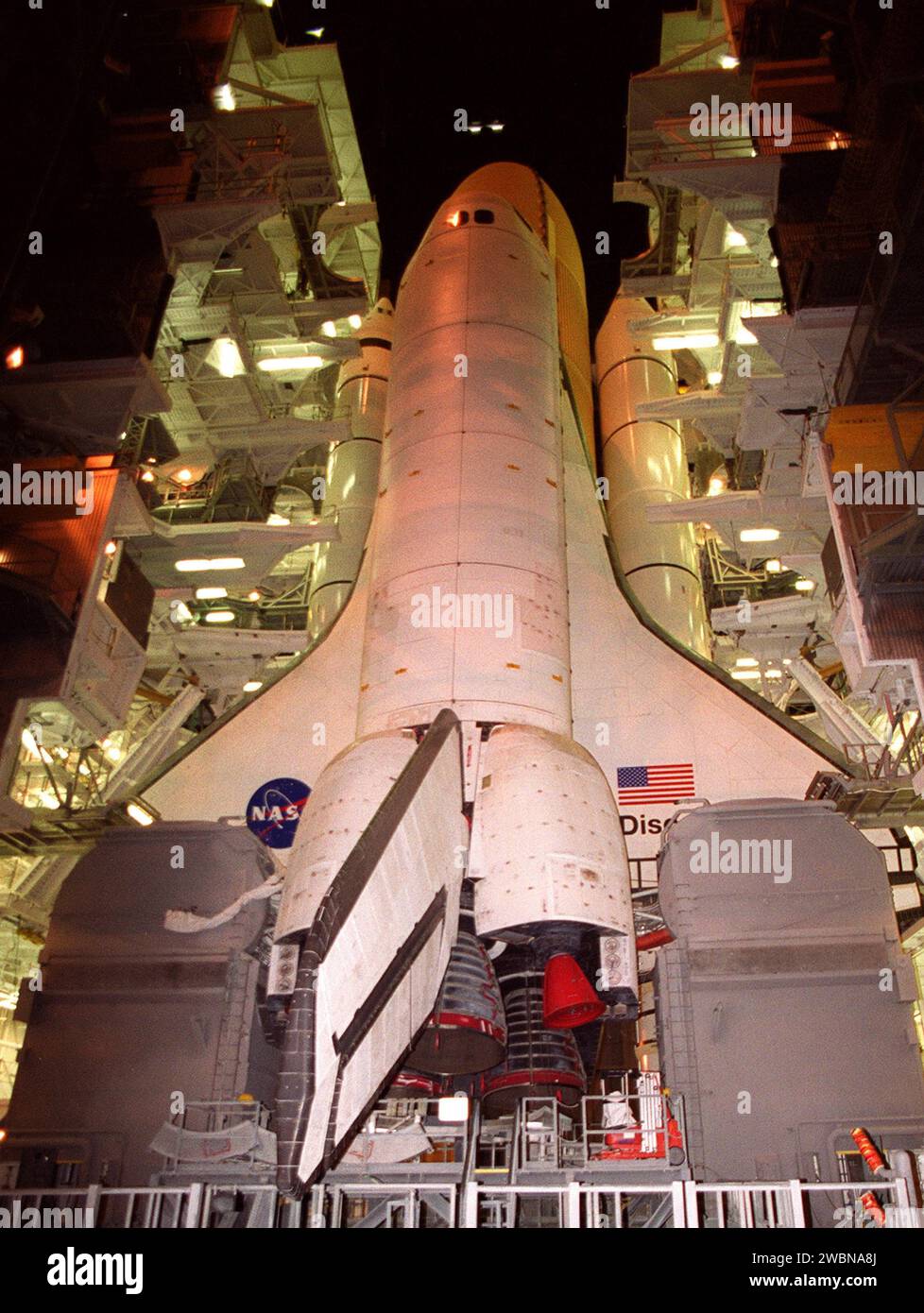 KENNEDY SPACE CENTER, BAN. Visto dal basso, lo Space Shuttle Discovery nasconde quasi il serbatoio esterno arancione dietro di esso. I doppi booster a razzo solido sono visibili su entrambi i lati. Discovery attende nell'edificio del complessivo del veicolo il lancio sulla piattaforma di lancio 39A. Il tempo inclemente è stato un fattore fondamentale per ritardare l'implementazione. Il lancio della Discovery è previsto non prima del 5 agosto nella missione STS-105, portando l'equipaggio della Expedition Three che sostituirà la Expedition Two sulla stazione spaziale Internazionale Foto Stock