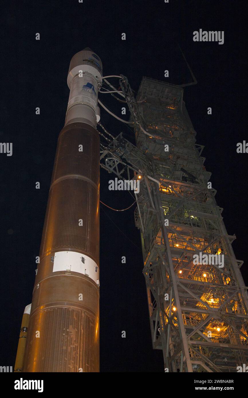 Il satellite Landsat Data Continuity Mission della NASA è fissato in cima a un razzo Atlas V della United Launch Alliance presso la Vandenberg Air Force base, California, pronto a continuare la missione globale di imaging e raccolta dati del programma Landsat. Foto Stock