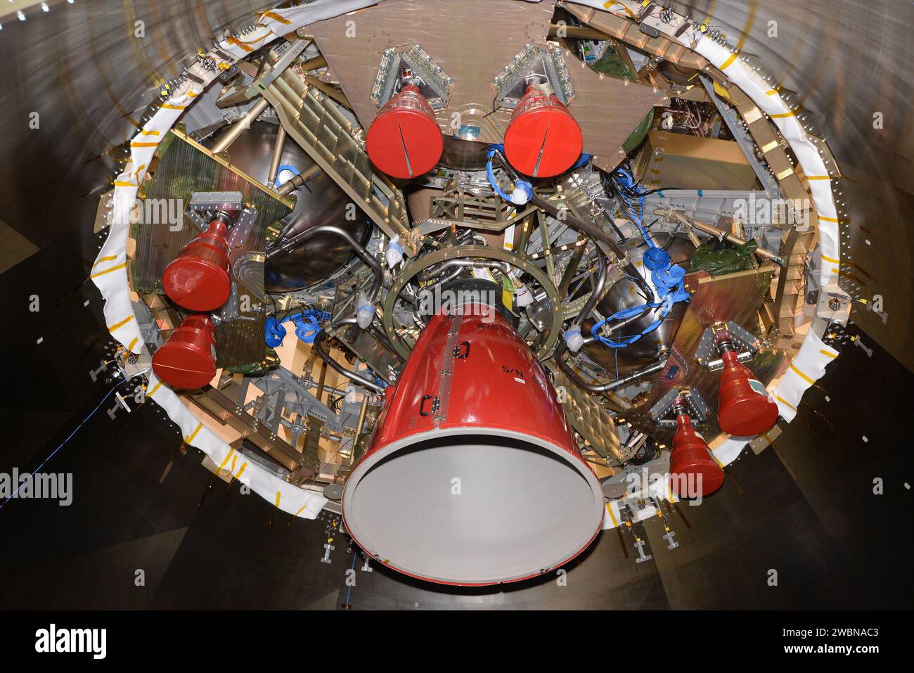 Il modello di test del modulo di servizio europeo è valutato presso la stazione Plum Brook della NASA in Ohio, installata sul veicolo spaziale Adapter for Orion, e sottoposta a test acustici, shock e vibrazioni il 23 gennaio 2016. Foto Stock