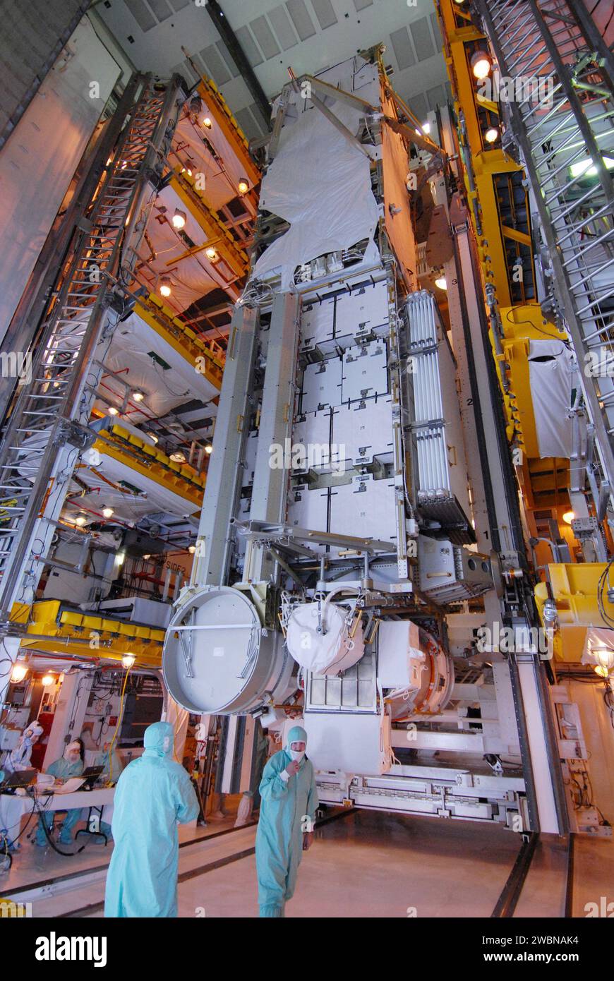 Il segmento S6 e gli array solari, il carico utile per la missione STS-119 dello Space Shuttle Discovery, sono trasferiti nella Payload changeout Room presso il Launch Pad 39A, Kennedy Space Center, per l'installazione prima del lancio. Foto Stock