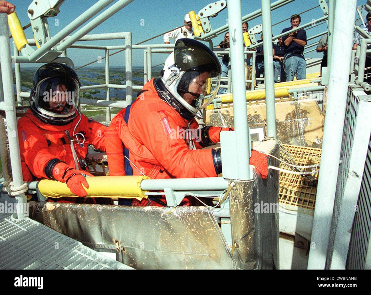 KENNEDY SPACE CENTER, BAN. -- STS-108 Mission Specialists Linda A. Godwin (a sinistra) e Daniel M. Tani (a destra) siedono nel cestino di Slidewire, parte del sistema di uscita di emergenza dal livello di 195 piedi della struttura di servizio fisso sul Launch Pad 39B. Il corso fa parte delle attività di test dimostrativi del conto alla rovescia dei terminali che includono anche un conto alla rovescia simulato per il lancio. Il lancio dello Space Shuttle Endeavour nella missione STS-108 è previsto per il 29 novembre alle 19 44 EST Foto Stock