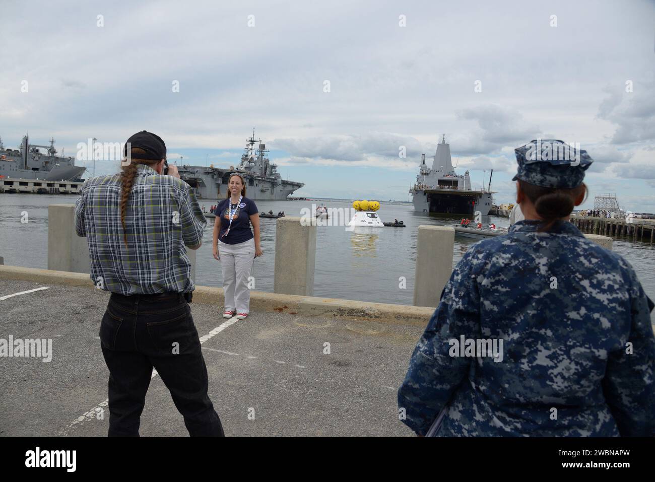 I media e i partecipanti sociali della NASA vedono le operazioni di recupero della Orion e visitano la USS Arlington alla base navale di Norfolk in Virginia il 15 agosto 2013. Parte del trasferimento batch dell'immagine da Flickr. Foto Stock