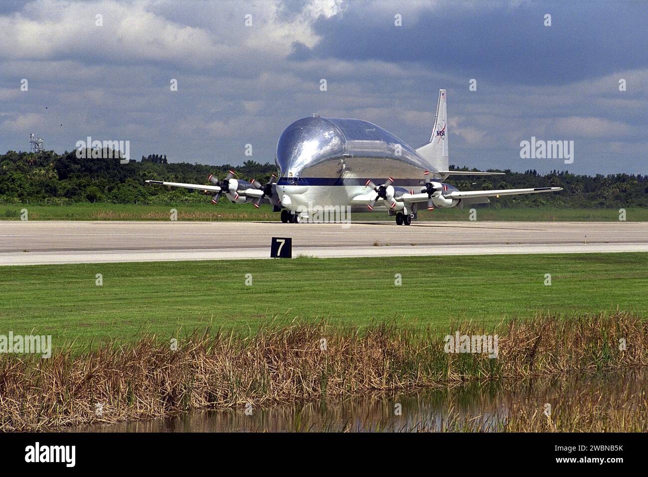 Un aereo da trasporto Super Guppy atterrò allo Shuttle Landing Facility presso il Kennedy Space Center durante le operazioni documentate in un'edizione speciale di Spaceport News che illustra una giornata al KSC. Foto Stock