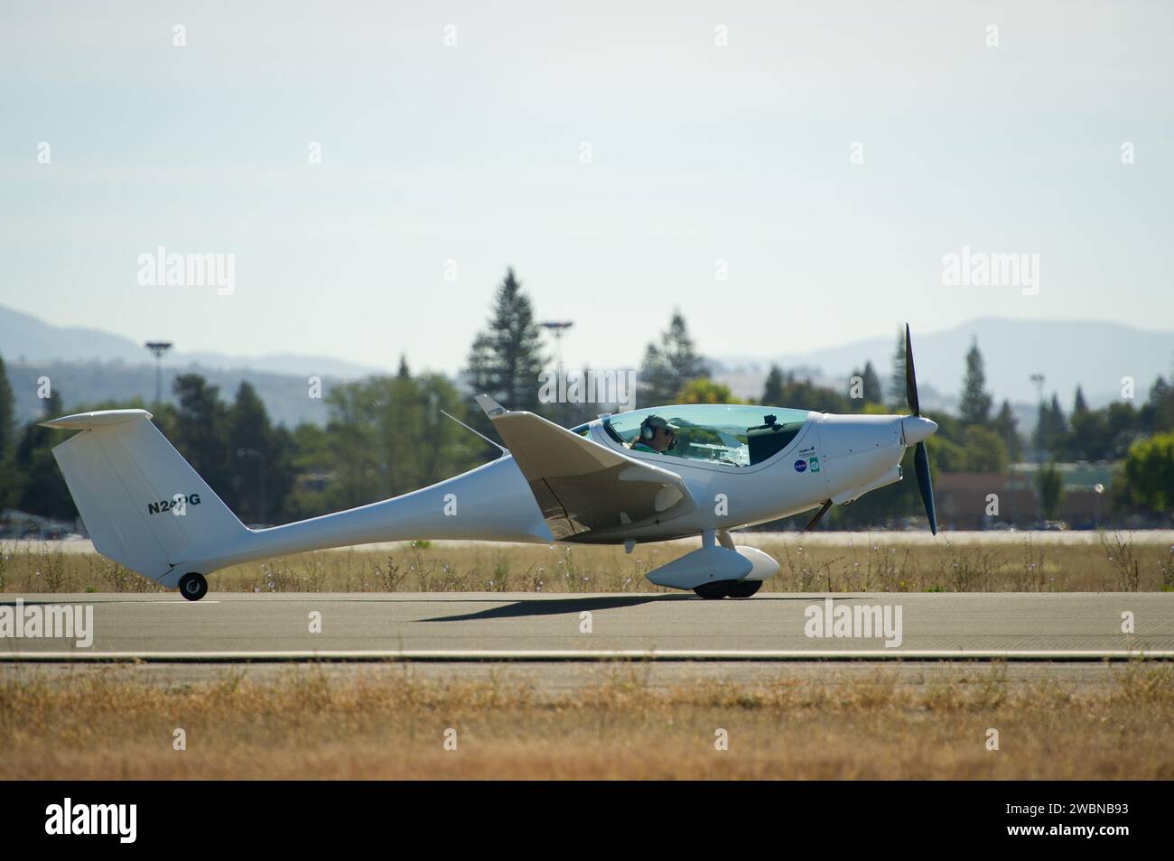 La Phoenix Aircraft si prepara al decollo per il volo Miles per gallon (MPG) durante il Green Flight Challenge 2011, sponsorizzato da Google, presso l'aeroporto Charles M. Schulz Sonoma County di Santa Rosa, California, martedì 27 settembre 2011. La NASA e la Compcomparative Aircraft Flight Efficiency (CAFE) Foundation stanno affrontando la sfida con l'obiettivo di far progredire le tecnologie in materia di efficienza del carburante e riduzione delle emissioni con carburanti rinnovabili più puliti e aeromobili elettrici. Foto Stock