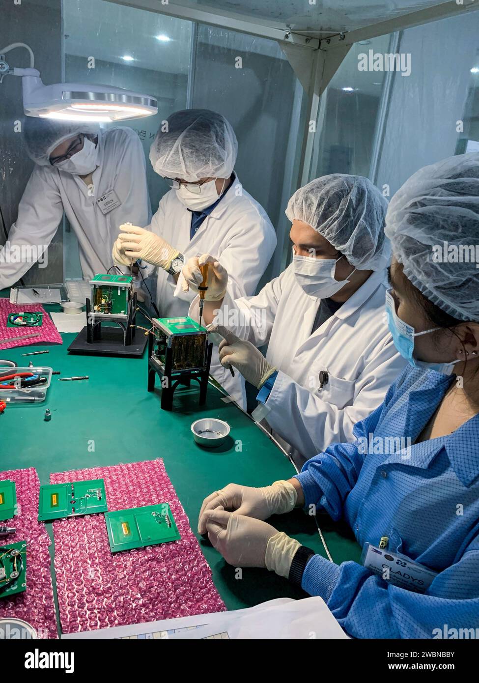 Maya-3 e Maya-4 CubeSats sono stati assemblati presso l'Università delle Filippine-Diliman nell'ambito del progetto BIRDS-2S, che segna i primi satelliti costruiti dall'università filippina, sviluppati da otto studenti laureati attraverso l'iniziativa STEP-UP. Foto Stock