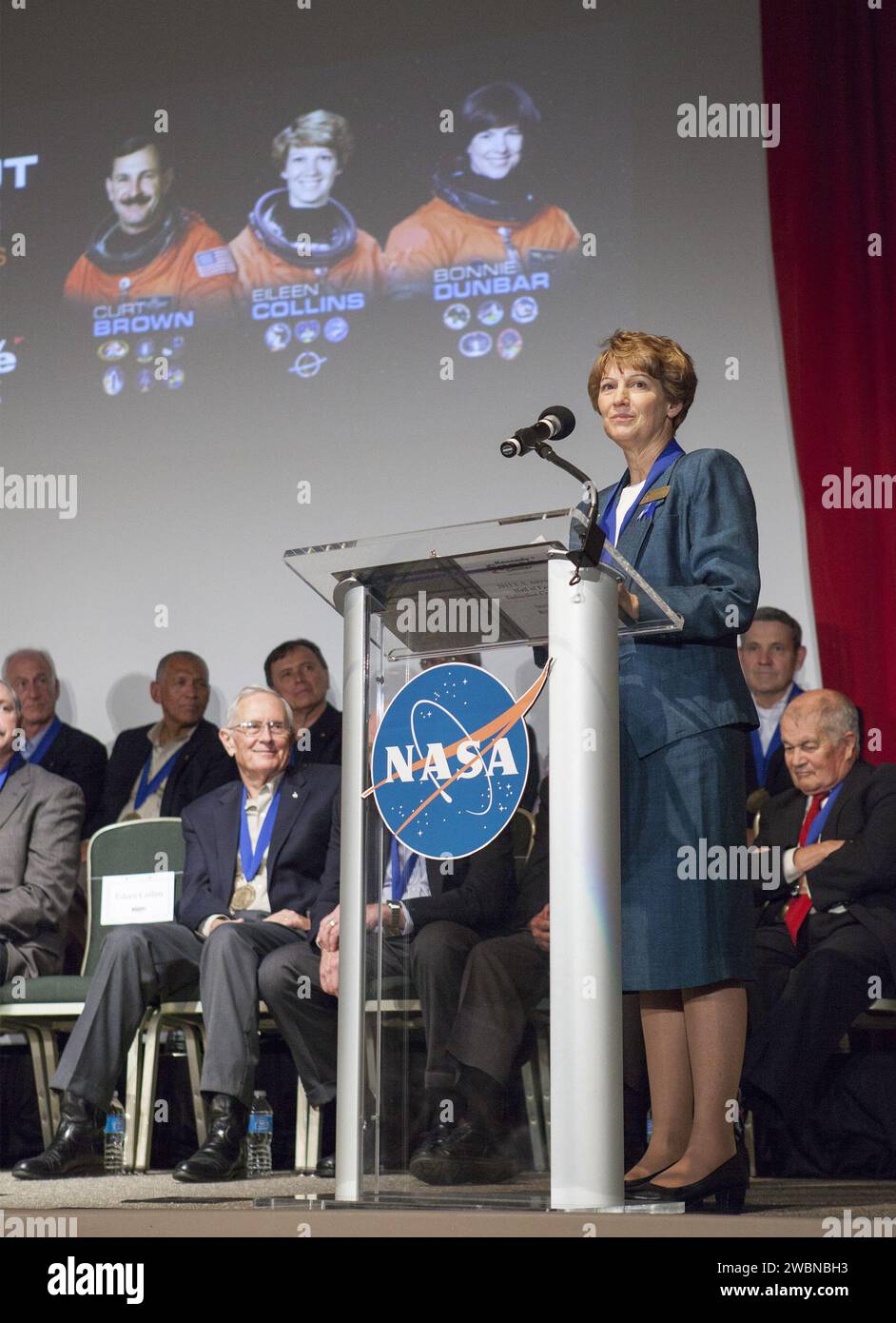 CAPE CANAVERAL, Ban. – Al Kennedy Space Center Visitor Complex della NASA in Florida, l'astronauta navetta Eileen Collins parla dopo essere stata inserita nella U.S. Astronaut Hall of Fame AHOF. Venerata per aver comandato STS-114 nella missione di ritorno al volo dopo la perdita dello Space Shuttle Columbia, la carriera di Collins con la NASA è piena di successi, tra cui diventare la prima donna pilota di Space Shuttle e la prima donna comandante. Come veterano del volo spaziale, Collins ha registrato più di 872 ore nello spazio, e le sue missioni includono STS-63, STS-84, STS-93 e STS-114. Astronauti navetta Foto Stock