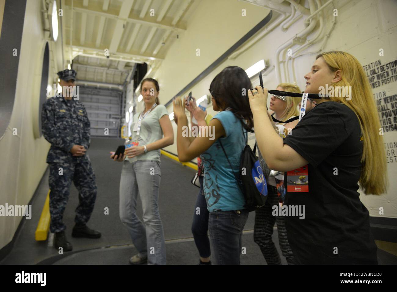 I media e i partecipanti sociali della NASA vedono le operazioni di recupero della Orion e visitano la USS Arlington alla base navale di Norfolk in Virginia il 15 agosto 2013. Parte del trasferimento batch dell'immagine da Flickr. Foto Stock