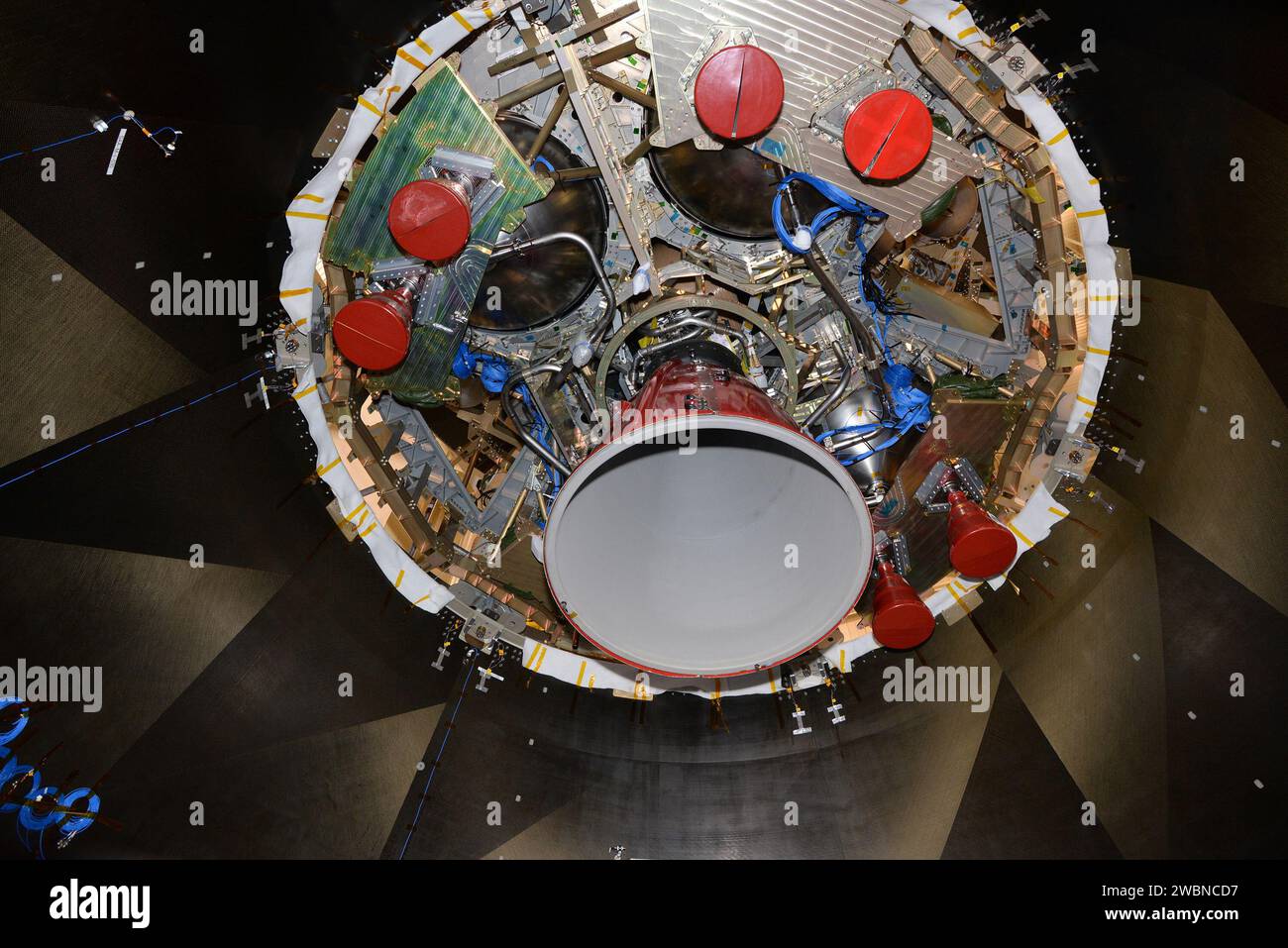 Il modello di test European Service Module è montato sull'adattatore per veicoli spaziali Orion ed è stato testato per l'integrità strutturale e le condizioni di lancio alla stazione di Plum Brook della NASA, Ohio, il 23 gennaio 2016. Foto Stock
