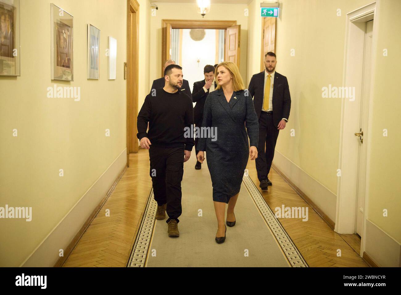 Riga, Lettonia. 11 gennaio 2024. Il primo ministro lettone Evika Silina, Right, accompagna il presidente ucraino Volodymyr Zelenskyy ad un incontro bilaterale presso il Palazzo di giustizia, l'11 gennaio 2024 a riga, in Lettonia. Credito: Ucraina Presidenza/Ufficio stampa presidenziale ucraino/Alamy Live News Foto Stock